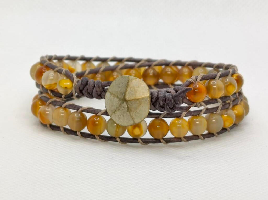 Estilo enrollado con cuero de 1,5mm y cuentas de piedra redondas