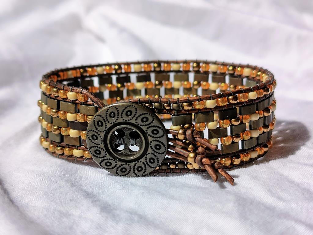 Cuero de 1mm y cuentas de vidrio Miyuki